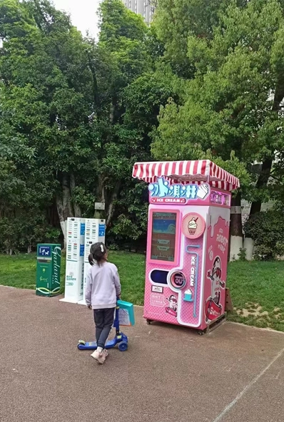 Máquina de venda automática de sorvete em um grande shopping center